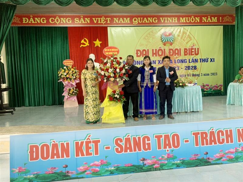 Đảng ủy xã Đạ Long tặng hoa chúc mừng Đại hội