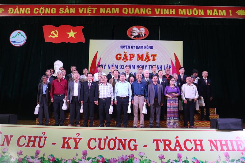 Đảng viên Phạm Văn Tộ (đứng hàng đầu tiên ngoài cùng nhìn từ trái qua) được tặng quà tại buổi gặp mặt kỷ niệm 93 năm Ngày thành lập Đảng Cộng sản Việt Nam