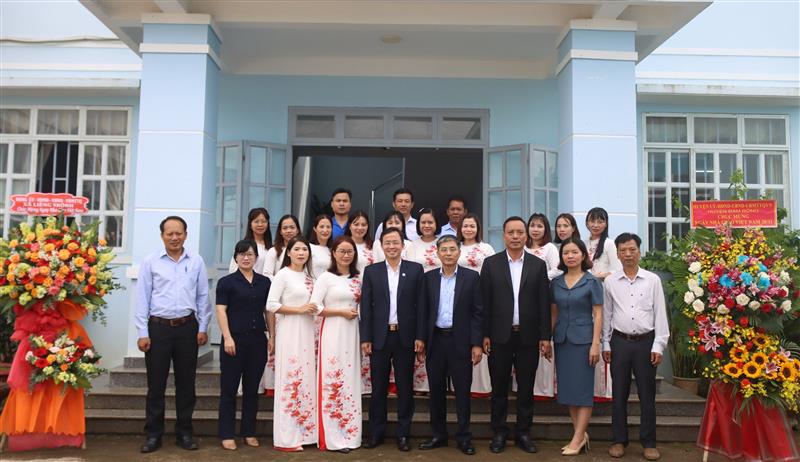 Đc Nguyễn Văn Lộc cùng Lãnh đạo các Ban xây dựng đảng và Văn phòng Huyện ủy chụp hình lưu niệm với lãnh đạo xã Liêng Srônh và giáo viên trường Mầm non Liêng Srônh
