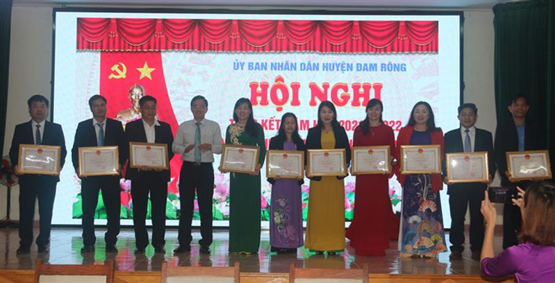 Đc Nguyễn Văn Lộc - Tỉnh ủy viên, Bí thư Huyện ủy, Chủ tịch HĐND huyện trao danh hiệu tập thể lao động xuất sắc