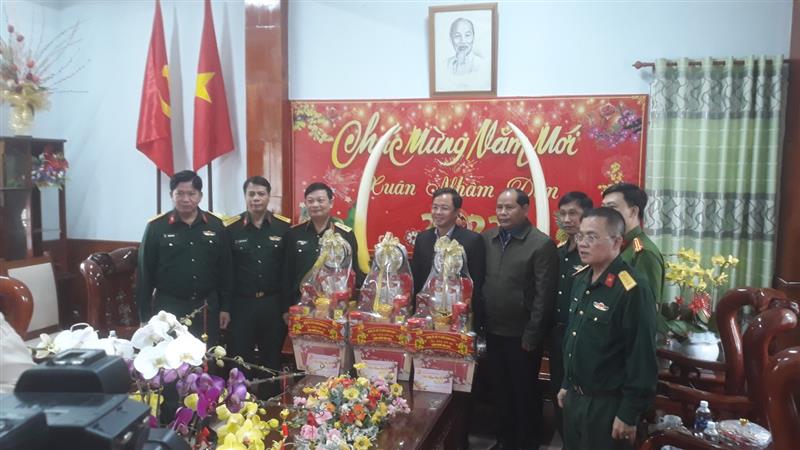 Đoàn công tác của Đảng ủy, Bộ Tư lệnh Quân khu 7 tặng quà chúc mừng Tết lãnh đạo Huyện ủy, UBND huyện