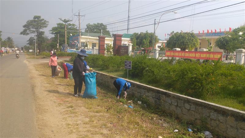Đoàn viên thanh niên tham gia dọn dẹp vệ sinh trong Ngày chủ nhật cùng nhân dân Đoàn viên thanh niên tham gia dọn dẹp vệ sinh trong Ngày chủ nhật cùng nhân dân