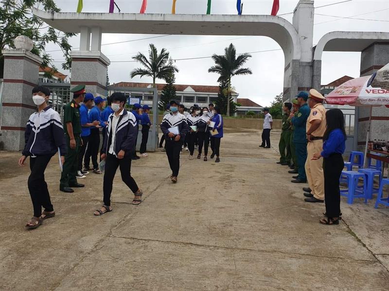 Đội hình tiếp sức mùa thi động viên các thí sinh tại điểm thi trường THPT Nguyễn Chí Thanh