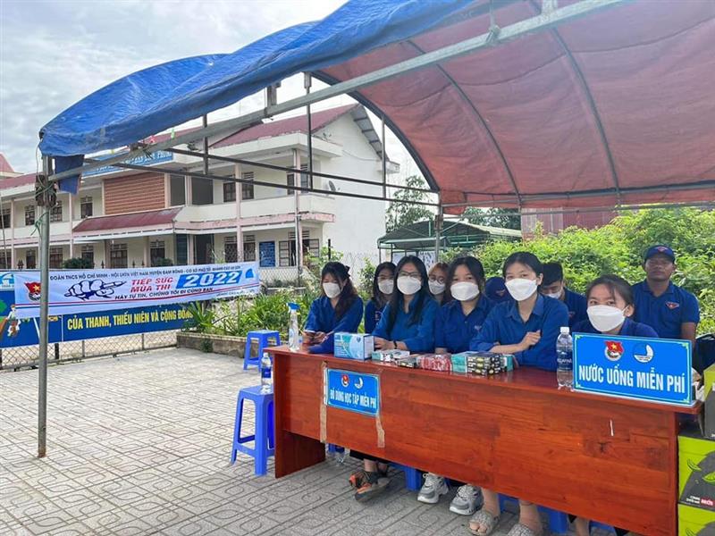 Đội hình tiếp sức mùa thi trực tại cổng trường THPT Phan Đình Phùng Đội hình tiếp sức mùa thi trực tại cổng trường THPT Phan Đình Phùng