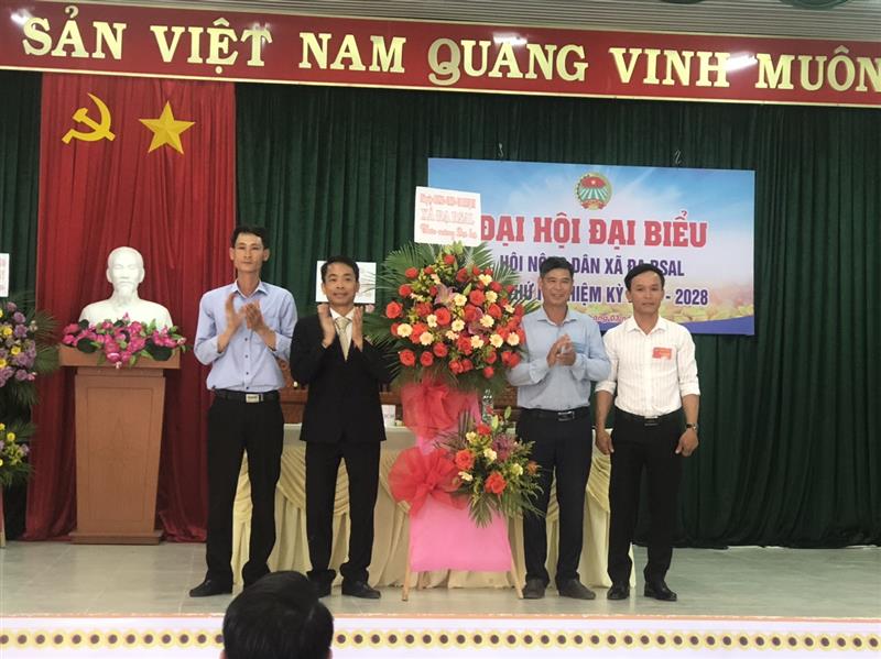Đồng chí Bí thư Đảng ủy xã tặng hoa chúc mừng Đại hội