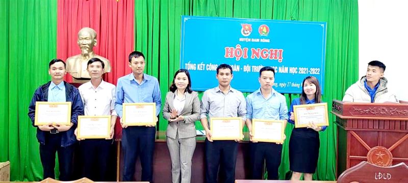 Đồng chí Bùi Thị Là - Phó Phòng Giáo dục và Đào tạo huyện trao giấy khen cho các đơn vị