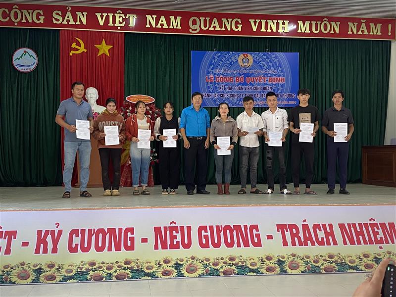 Đồng chí Chủ tịch LĐLĐ huyện trao quyết định kết nạp đoàn viên CĐCS.jpg Đồng chí Chủ tịch LĐLĐ huyện trao quyết định kết nạp đoàn viên CĐCS.jpg