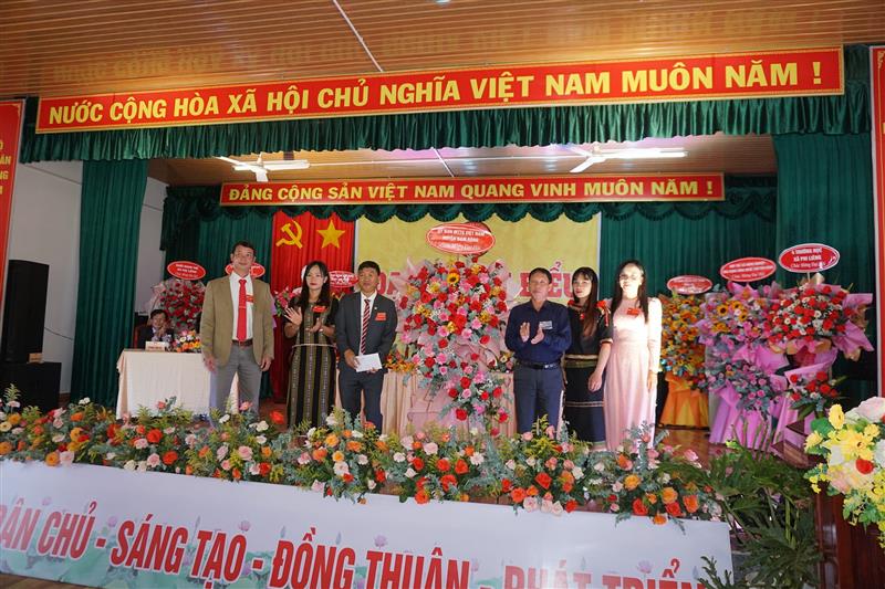 Đồng chí Chủ tịch Ủy ban MTTQ Việt Nam huyện tặng hoa chúc mừng Đại hội