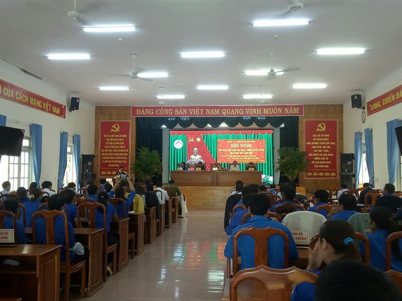 đồng chí Đa cắt K' Hương - PHó BÍ thư Huyện ủy phát biểu khai mạc Hội nghị