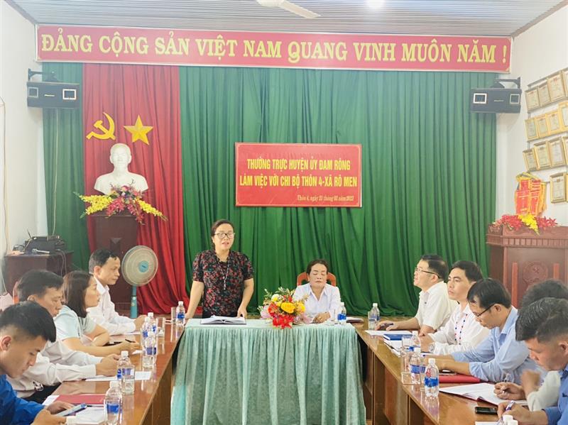 Đồng chí Đa Cắt K'Hương - Phó Bí thư Thường trực Huyện ủy phát biểu tại buổi làm việc