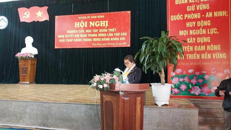 Đồng chí Đa Cắt K' Hương - Phó Bí thư Thường trực Huyện ủy phát biểu khai mạc hội nghị
