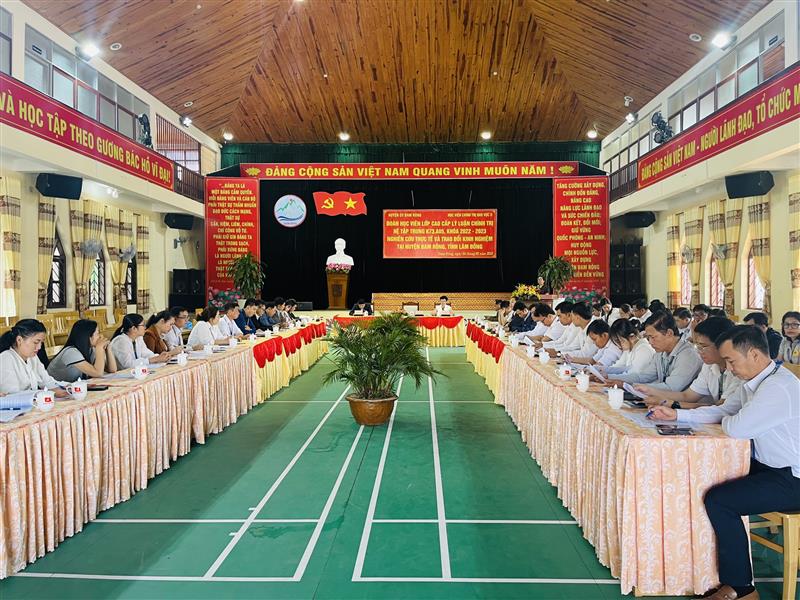 Đồng chí Đa Cắt K'Hương - Phó Bí thư Thường trực Huyện ủy phát biểu tại buổi làm việc Đồng chí Đa Cắt K'Hương - Phó Bí thư Thường trực Huyện ủy phát biểu tại buổi làm việc
