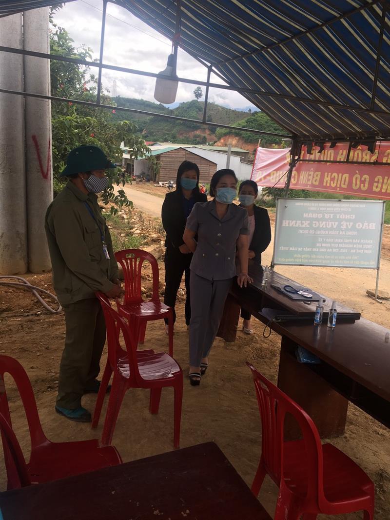 Đồng chí Đa Cắt K'Hương - Phó Bí thư Thường trực Huyện ủy thăm chốt vùng xanh tại  xã Liêng Srônh