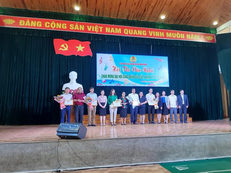 Đồng chí Đa Cắt K' Hương - Phó Bí thư Thường trực Huyện ủy trao giải cho các đội thi