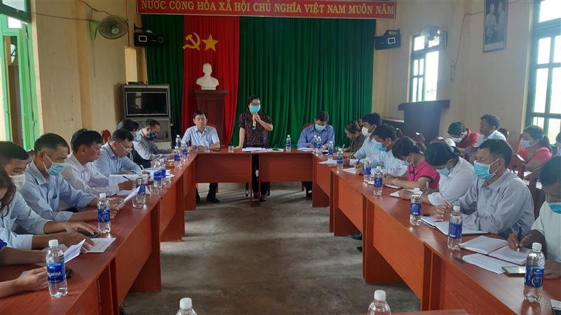 Đồng chí Đa Cắt K'hương, Phó Bí thư TT Huyện ủy thăm, làm việc với chi bộ thôn Liêng K'rắc 1, xã Đạ M'rông