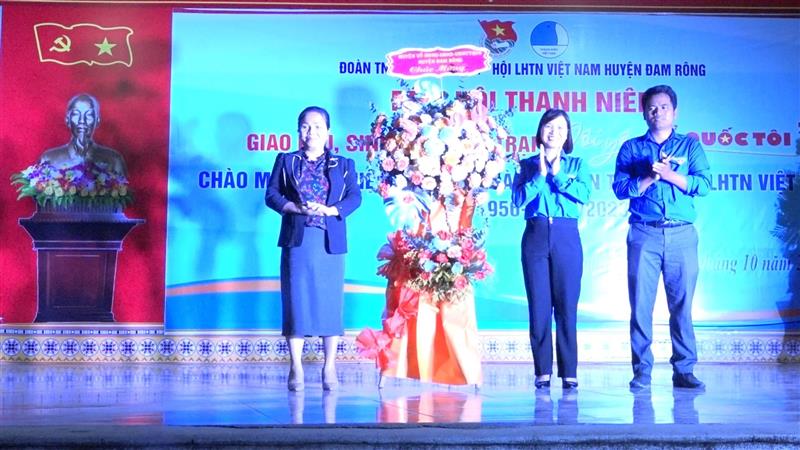 ĐỒNG CHÍ ĐA CẮT K' HƯƠNG TẶNG HOA CHÚC MỪNG NGÀY TRUYỀN THỐNG HỘI LIÊN HIỆP THANH NIÊN VIỆT NAM