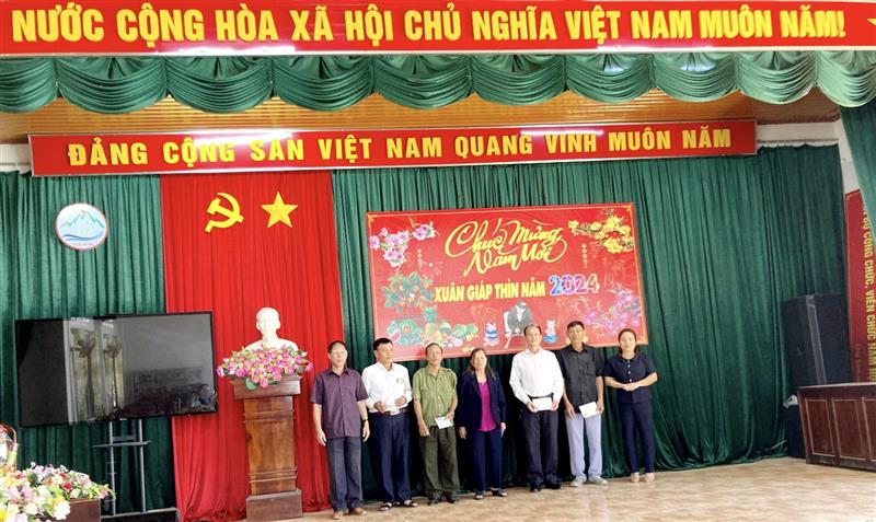 Đồng chí Đa Cắt K' Hương trao quà cho các đảng viên 40 năm tuổi Đảng trở lên tại xã Liêng Srônh