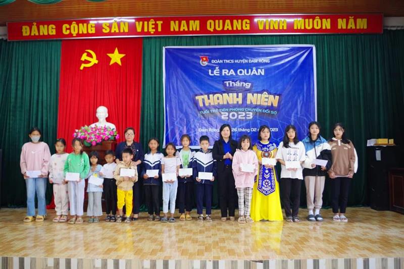 Đồng chí Đa Cắt K' Hương và đồng chí Nguyễn Thị Thu Hiền trao học bổng cho các em học sinh có hoàn cảnh khó khăn
