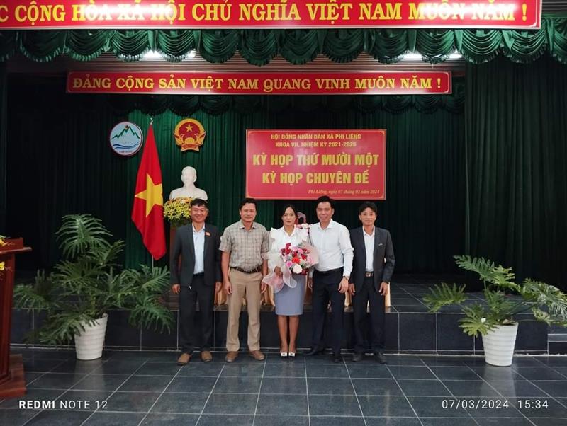 Đồng chí  Đinh Huy Thắng và lãnh đạo xã Phi Liêng chúc mừng đồng chí K' Líp