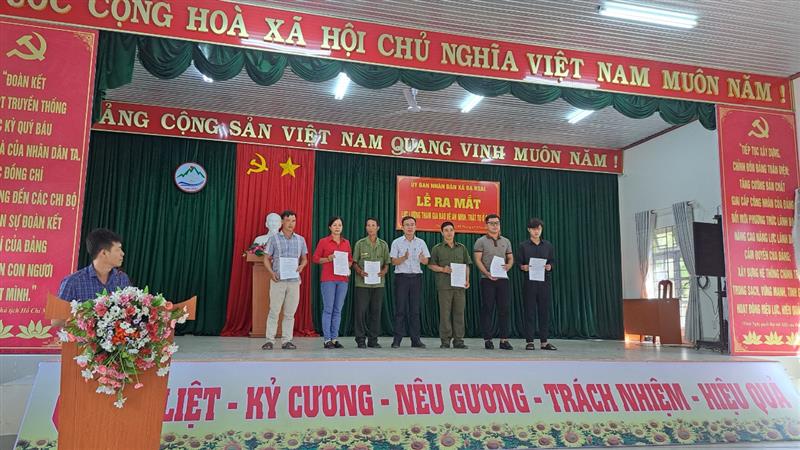 đồng chí Đỗ Hoàng Nhân trao quyết địn thành lập 07 Tổ bảo vệ ANTT ở cơ sở.jpg đồng chí Đỗ Hoàng Nhân trao quyết địn thành lập 07 Tổ bảo vệ ANTT ở cơ sở.jpg