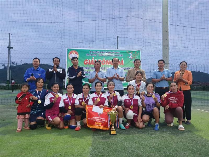 Đồng chí Đoàn Văn Vượng - Bí thư Đảng ủy, Chủ tịch HĐND xã trao giải nhất cho đội Giáo xứ Phi Liêng Đồng chí Đoàn Văn Vượng - Bí thư Đảng ủy, Chủ tịch HĐND xã trao giải nhất cho đội Giáo xứ Phi Liêng