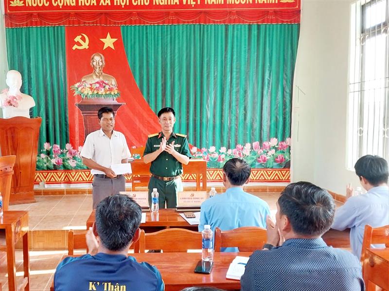 Đồng chí  Đoàn Xuân Nguyên trao quà cho chi bộ thôn Păng Páh