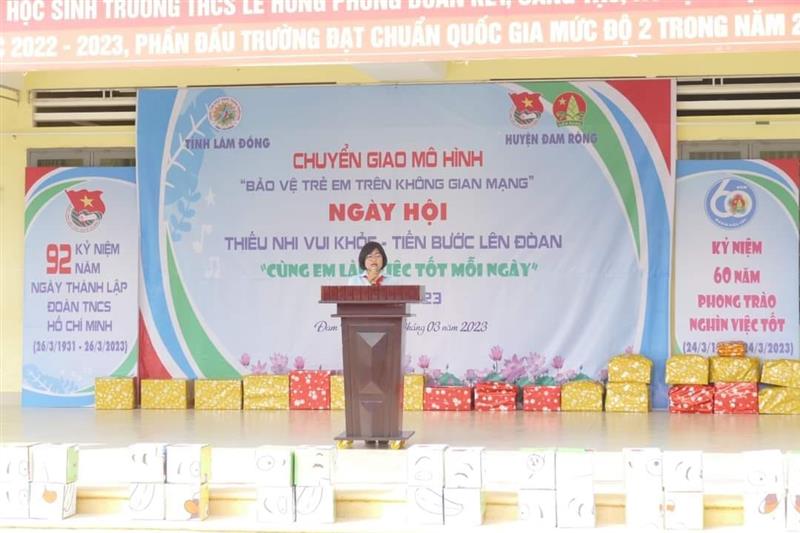 Đồng chí Giám đốc Trung tâm Hoạt động thanh thiếu nhi tỉnh phát biểu Đồng chí Giám đốc Trung tâm Hoạt động thanh thiếu nhi tỉnh phát biểu