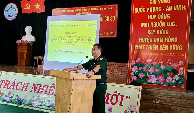 đồng chí Hoàng Văn Việt - HUV, Chính trị viên BCH Quân sự huyện đã thông tin  các nội dung về  hội nhập, biển đảo Việt Nam