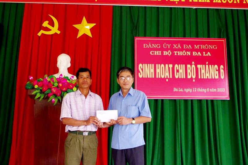 Đồng chí Lê Ích Nghĩa thay mặt BTV Huyện ủy trao tặng quà cho Chi bộ thôn Đa La Đồng chí Lê Ích Nghĩa thay mặt BTV Huyện ủy trao tặng quà cho Chi bộ thôn Đa La