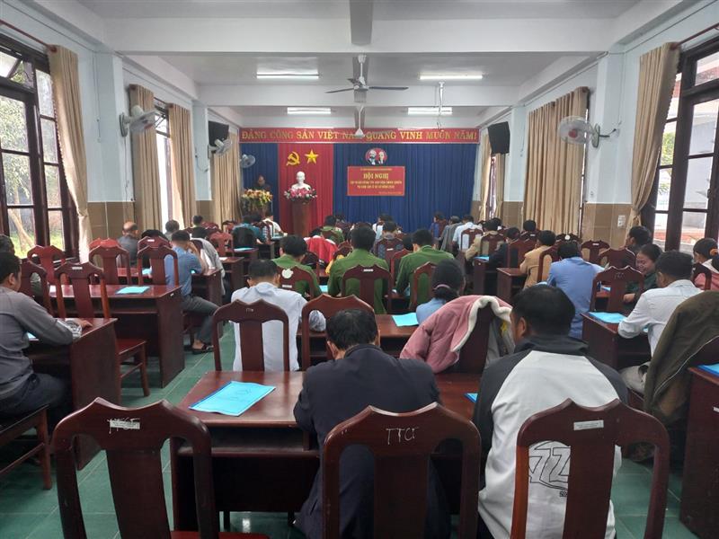 Đồng chí  Lê Minh Quang - Phó Trưởng ban Thường trực Ban Dân vận Tỉnh ủy triển khai tại hội nghị