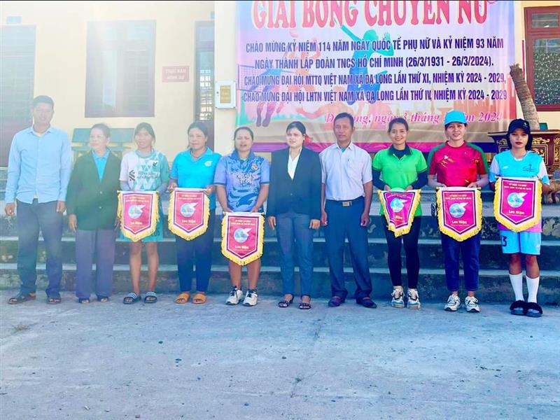 Đồng Chí Liêng Hót Ri Ôn trao cờ lưu niệm cho các đội tham gia