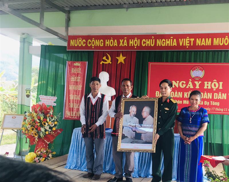 Đồng chí Nguyễn bình Sơn - UVBTVTU, Chỉ huy trường BCHQS tỉnh trao tặng  thôn Mê Ka - xã Đạ Tông 01 bức ảnh kỷ niệm