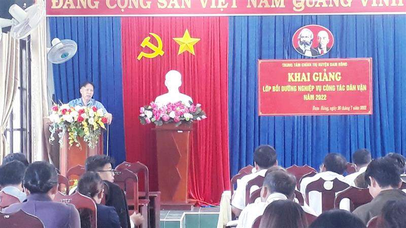 Đồng chí Nguyễn Quốc Hương triển khai tại hội nghị