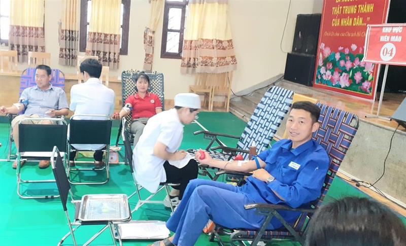 Đồng chí Nguyễn Thị Trang (áo đỏ) - Chủ tịch Hội Chữ thập đỏ xã Rô Men cùng các thành viên tham gia hiến máu