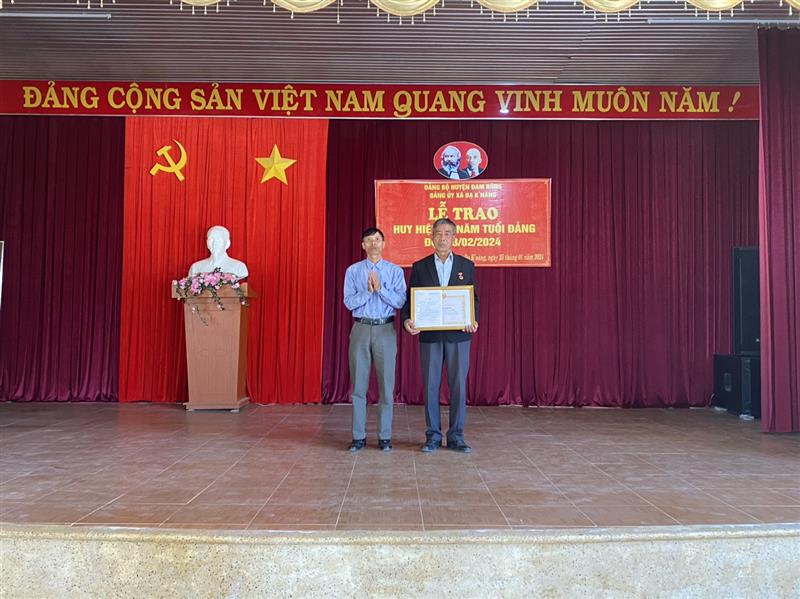 Đồng chí Nguyễn Tiến Mạnh trao Huy hiệu 45 năm tuổi Đảng cho đồng chí Nguyễn Doãn Đại