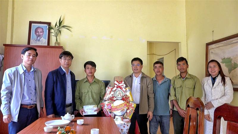 Đồng chí Nguyễn Văn Châu - Bí thư Huyện ủy chúc Tết Trạm QLBVR Đạ Măng.jpg Đồng chí Nguyễn Văn Châu - Bí thư Huyện ủy chúc Tết Trạm QLBVR Đạ Măng.jpg
