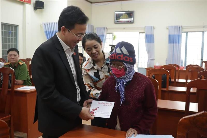 Đồng chí Nguyễn Văn Lộc - Bí thư Huyện ủy, Chủ tịch HĐND huyện tặng quà tại xã Đạ M'rông Đồng chí Nguyễn Văn Lộc - Bí thư Huyện ủy, Chủ tịch HĐND huyện tặng quà tại xã Đạ M'rông