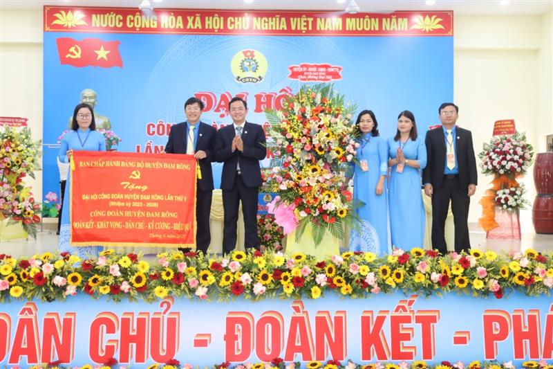 Đồng chí Nguyễn Văn Lộc - Bí thư Huyện ủy tặng hoa, bức trướng chúc mừng Đại hội