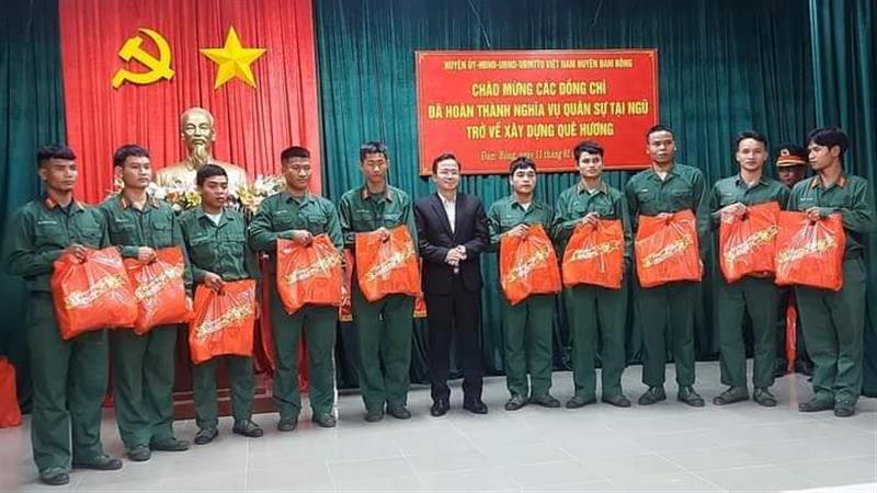 Đồng chí Nguyễn Văn Lộc - Bí thư Huyện uỷ tặng quà chúc mừng quân nhân xuất ngũ trở về địa phương