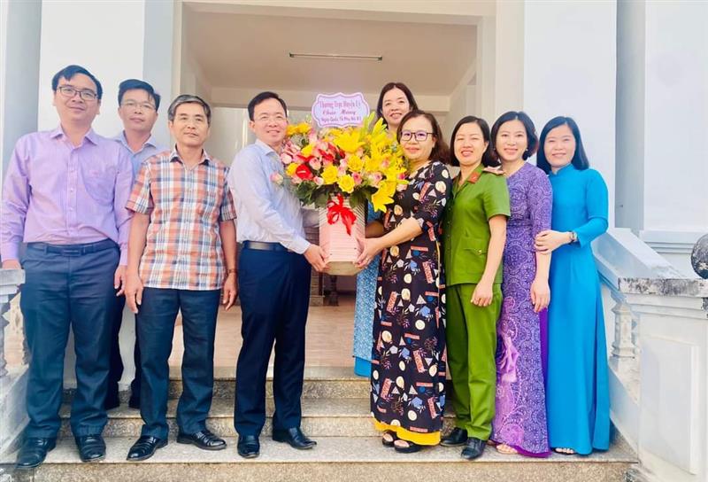Đồng chí Nguyễn Văn Lộc cùng các đồng chí lãnh đại các Ban xây dựng Đảng tặng lẵng hoa tươi thắm chúc mừng ngày Quốc tế Phụ nữ 8.3