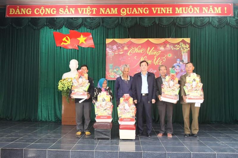 Đồng chí Nguyễn Văn Lộc tặng quà cho các gia đình chinh sách, người có công tại xã Phi Liêng