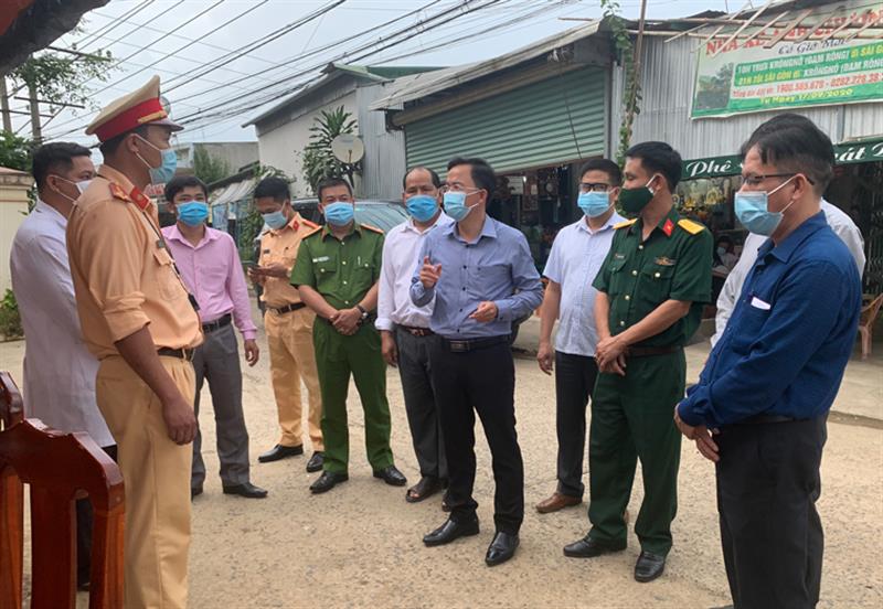 Đồng chí Nguyễn Văn Lộc - Tỉnh ủy viên, Bí thư Huyện ủy, Chủ tịch HĐND huyện thăm chốt kiểm dịch số 4 