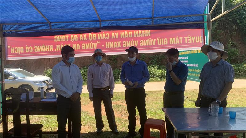 Đồng chí Nguyễn Văn Lộc - Tỉnh ủy viên-Bí thư Huyện ủy, Chủ tịch HĐND huyện thăm chốt tự quản vùng xanh tại xã Đạ Tông