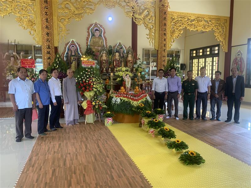 Đồng chí Nguyễn Văn Lộc - Tỉnh ủy viên, Bí thư Huyện ủy, Chủ tịch HĐND huyện thăm, tặng hoa chúc mừng Đại lễ Phật đản - Phật lịch 2566