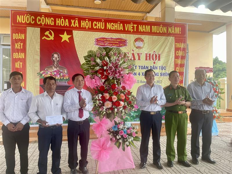 Đồng chí Nguyễn Văn Lộc -Tỉnh ủy viên, Bí thư Huyện ủy, Chủ tịch HĐND huyện cùng đoàn tặng hoa  chúc mừng cán bộ và nhân dân thôn 4 - xã Liêng Srônh