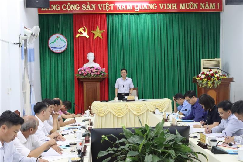 Đồng chí Nguyễn Văn Lộc - Tỉnh ủy viên, Bí thư Huyện ủy, Chủ tịch HĐND huyện phát biểu kết luận buổi làm việc