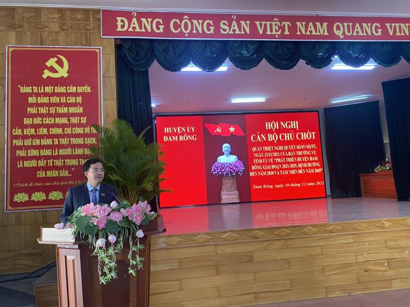 Đồng chí Nguyễn Văn Lộc - Tỉnh ủy viên, Bí thư Huyện ủy, Chủ tịch HĐND huyện quán triệt tại Hội nghị