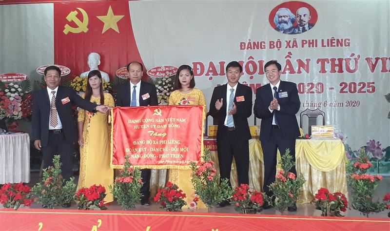 Đồng chí Nguyễn Văn Lộc, Phó Bí thư Thường trực huyện ủy tặng bức trướng cho Đại hội Đảng bộ xã Phi Liêng.