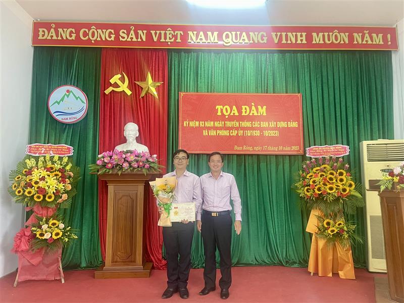 Đồng chí Nguyễn Văn Lộc trao kỷ niệm chương vì sự nghiệp Dân vận cho đồng chí Trương Văn Sáng