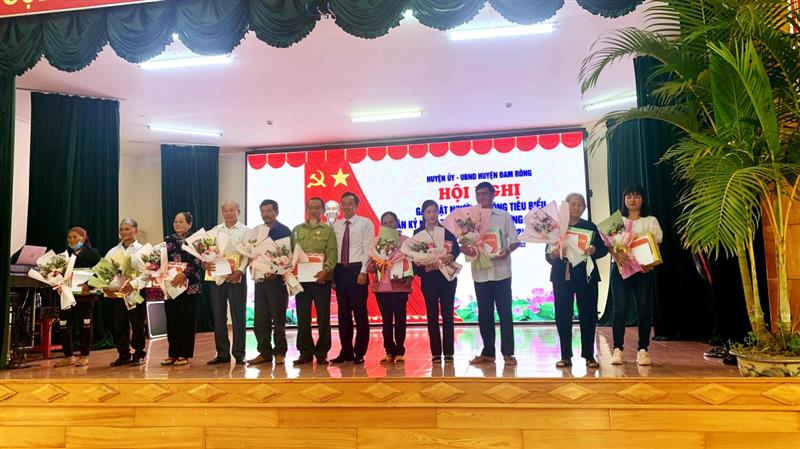 Đồng chí Nguyễn Văn Lộc - TUV, Bí thư Huyện ủy, Chủ tịch HĐND huyện  tặng quà người có công cách mạng tiêu biểu